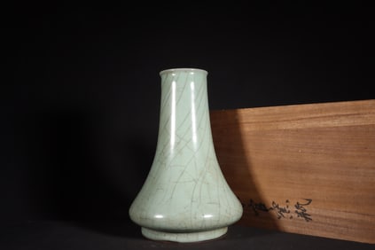 A Exquisite Guan yao Celadon Glazed Vase