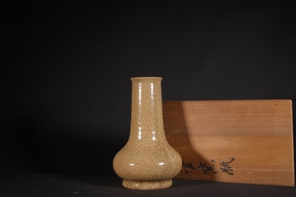 A Exquisite Guan yao Beige Glazed Cracked Vase