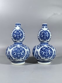 A pair of Exquisite Blue and White Dragon Pattern Gourd-Shaped Vase