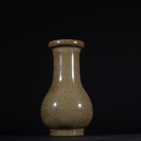 A Exquisite Guan yao Yellow Glazed Ice Crackle Pattern Vase