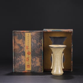 A Exquisite Ge yao Rice Yellow Glazed ice Crackle Pattern Vase, with an Imperial Poem by Emperor
