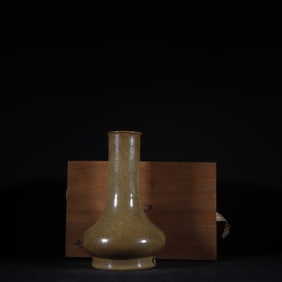 A Exquisite Guan yao Yellow Glazed Ice Crackle Pattern Vase