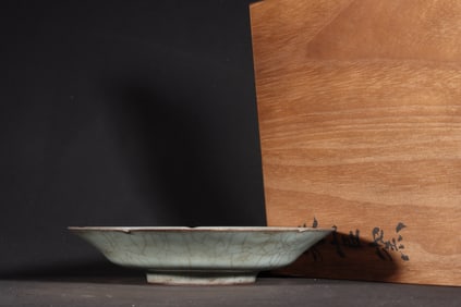 A Exquisite Guan yao Celadon Glazed Sunflower-Mouth Plate