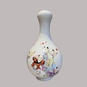 A Exquisite Famille-Rose Figures Pattern Vase
