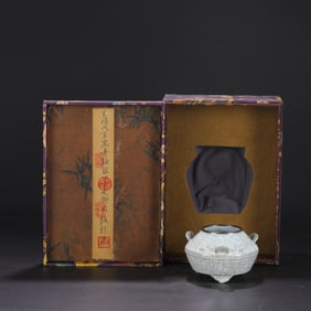 A Exquisite Guan yao Celadon Glzed Brush Washer, with an Imperial Poem by Emperor Qianlong