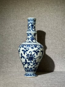 A Exquisite Blue and White Interlocking Lotus Pattern Vase