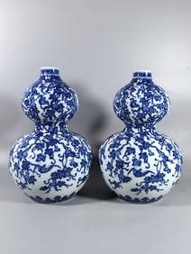 A pair of Exquisite Blue and White Bat Pattern Gourd-Shaped Vase