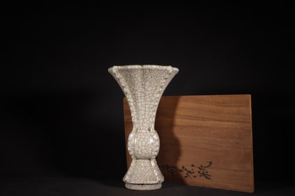 A Exquisite Ge yao Milky White Glazed Crabapple-Shaped Vase