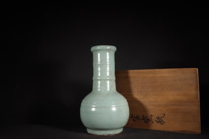 A Exquisite Guan yao Celadon Glazed String Pattern Vase