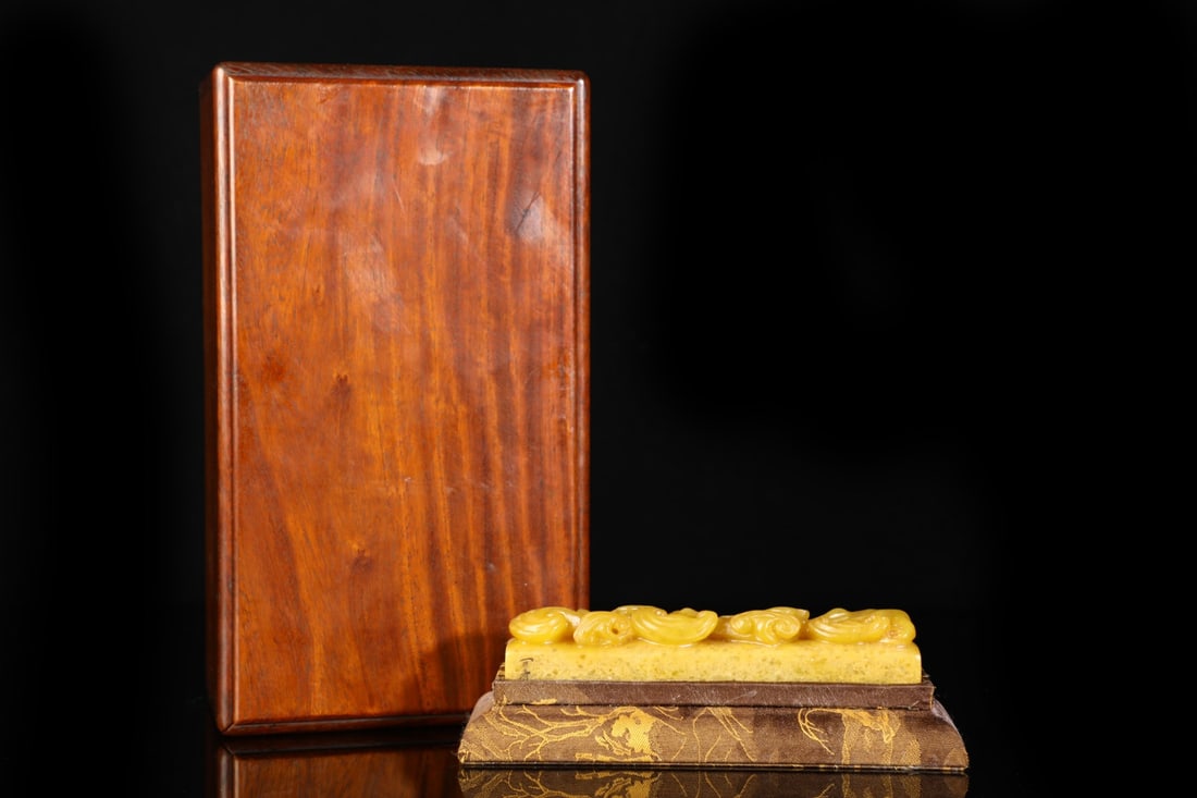 Shoushan Stone Tianhuang Stone Ganoderma lucidum Pattern Paper Weight: A Rare Shoushan Stone Tianhuang Stone Ganoderma lucidum Pattern Paper,Weight,Qing Dynasty, China,With Mark,Size:1inx5.3in,Weight:191g 寿山田黄石灵芝镇&#