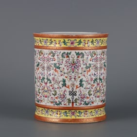 A Exquisite Famille-Rose Lotus Pattern Brush Pot