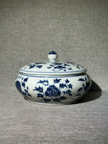 A Exquisite Blue and White Interlocking Lotus Flower Pattern Lidded Jar