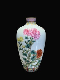 A Exquisite Famille-Rose Flower Pattern Vase