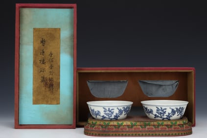 A pair of Blue and White Flower Bird Pattern Cups