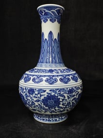 A Exquisite Blue and White Flower Pattern Vase