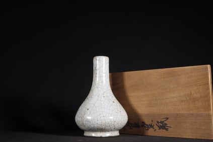 A Exquisite Ge yao White Glazed Vase