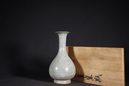 A Exquisite Guan yao Celadon Glazed Vase