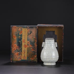 A Exquisite Ge yao Rice White Glazed ice Crackle Pattern Vase, with an Imperial Poem by Emperor