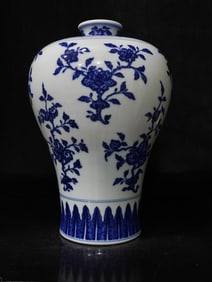 A Exquisite Blue and White Flower Pattern Vase