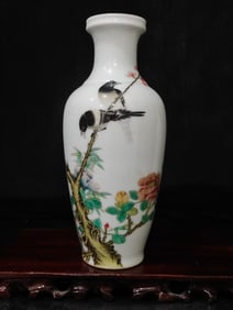 A Exquisite Famille-Rose Flower and Bird Pattern Vase