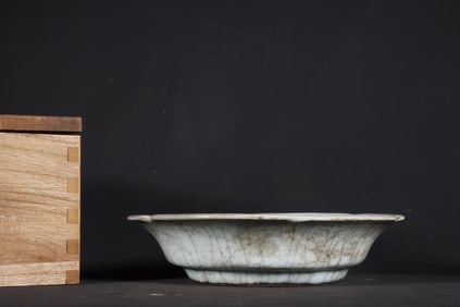 A Exquisite Guan yao Celadon Glazed Sunflower-Mouth Dish