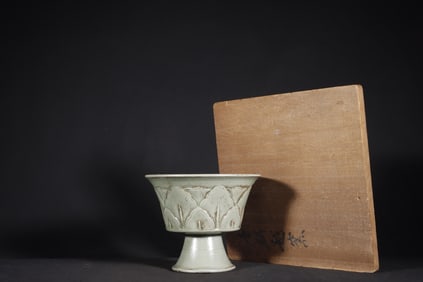 A Exquisite Yue yao Secret Color Celadon Carved Banana-Leaf Pattern Stem Cup