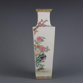 A Exquisite Famille-Rose Flower Pattern Vase