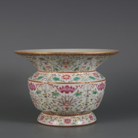 A Exquisite Famille-Rose Lotus and Bat Pattern Vase