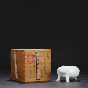 A Exquisite White Glazed Toad Shape Water Pot