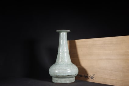 A Exquisite Guan yao Celadon Glazed String Pattern Vase