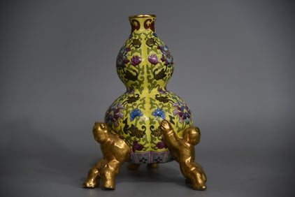 A Exquisite Yellow Ground Famille-Rose Flower Pattern Gourd-Shaped Vase