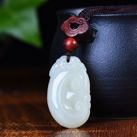 A Exquisite Hotan Jade Ruyi Pendant