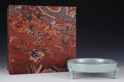 An Exquisite Ru yao Figure Pattern Tripod Brush Washer,Inlaid Mother-of-pearl-inlay