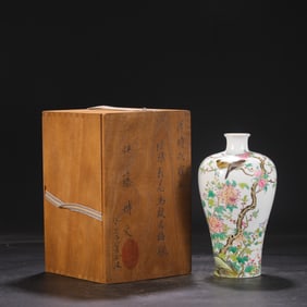 An Exquisite Enamel Painted Gold Flower and Bird Pattern Vase,With Poem
