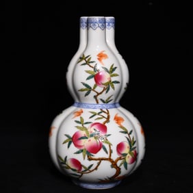An Exquisite Blue and White Famille-Rose Bats and Peach Pattern Gourd-Shaped Vase
