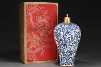 A Huge Blue and White Lotus,Mandarin Duck and Phoenix Pattern Vase,With Gilt Cover