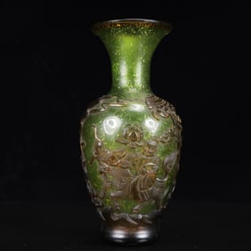 An Exquisite Glass Figure Pattern Vase
