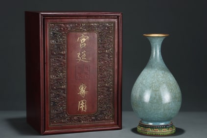 An Exquisite Ru yao Sky Blue Glazed Cover with Gold Vase,With an Imperial Poem by Emperor Qianlong