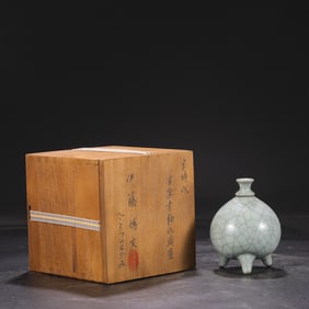 An Exquisite Guan yao Celadon Glazed Tripod Pot