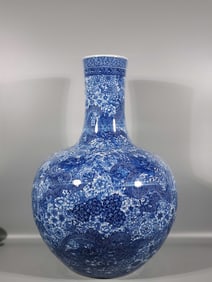 A Huge Blue and White Flower and Dragon Pattern Vase
