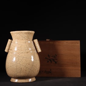 An Exquisite Ge yao Double-Ears Vase,With an Imperial Poem by Emperor Qianlong
