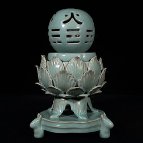 An Exquisite Ru yao Hollow Trigram Pattern Lotus-Shaped Tripod Censer,With Poem