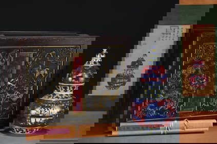 A Rare Red Glazed Yellow Glazed Blue and White Character and Story Pattern Gourd-Shaped Bottle,With