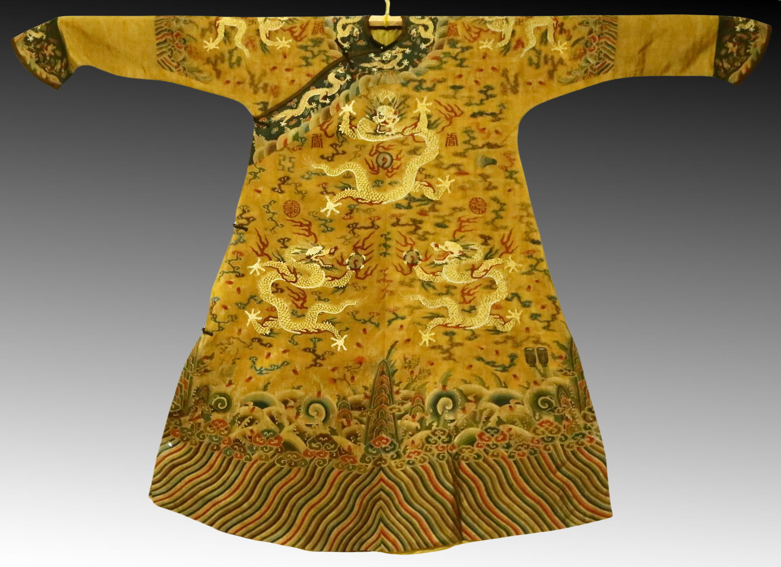 An Exquisite Kesi Imperial Robe: An Exquisite Kesi Imperial Robe,Qing Dynasty, China,Size：210cmx143cm 缂丝龙袍,中国清代