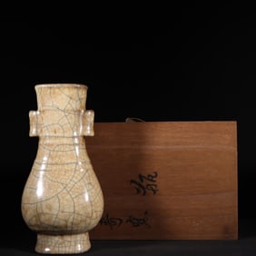 An Exquisite Ge yao Double-Ears Vase