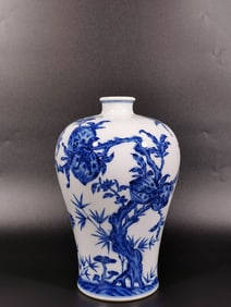 An Exquisite Blue and White Bats and Peach Pattern Vase