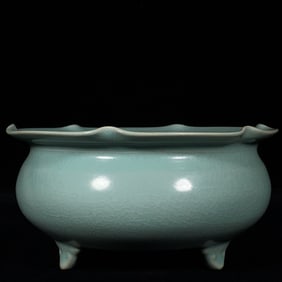 An Exquisite Ru yao Tripod Censer,With Poem