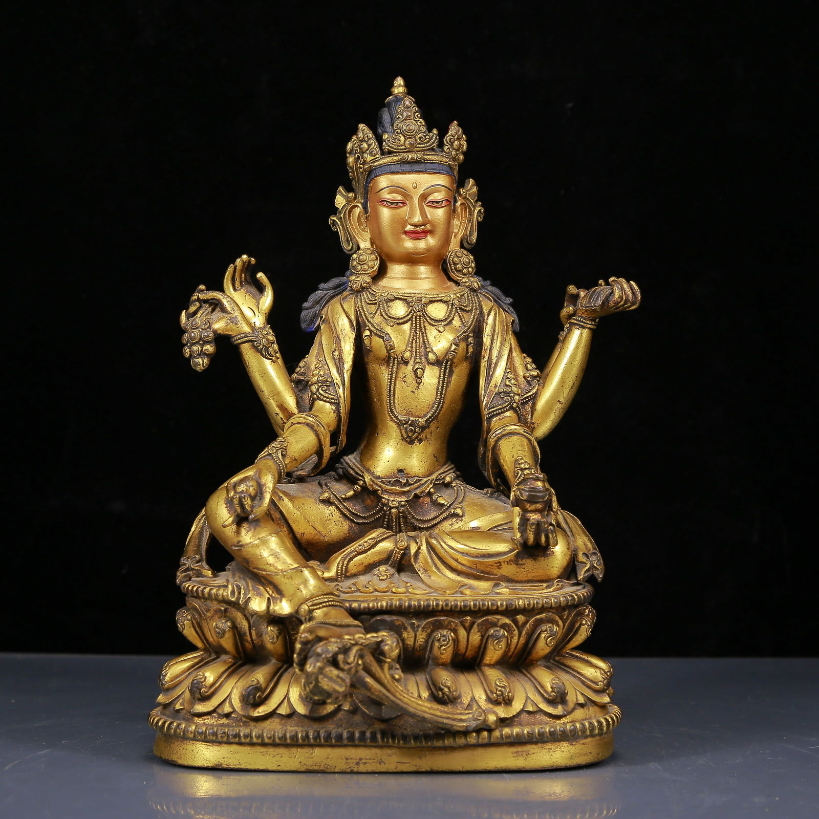 A Solemn Gilt Bronze Statue of Six-arms Guanyin: A Solemn Gilt Bronze Statue of Six-arms Guanyin,Ming Dynasty, China,Size:17cmx12cmx27cm,Weight:4030g 铜鎏金六臂观音像，明代