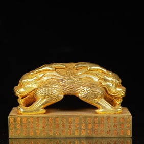 An Exquisite Gilt Bronze Lion Seal,with Poem