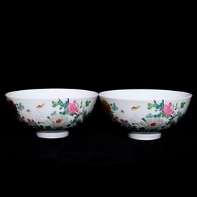 A Pair of Exquisite Famille-Rose Painted Gold Flower and Bird Pattern Bowls